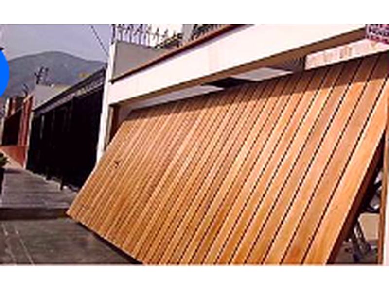 Puerta Garaje Estilo Colonial de Acero con Ventanas Decorativas Ecuador