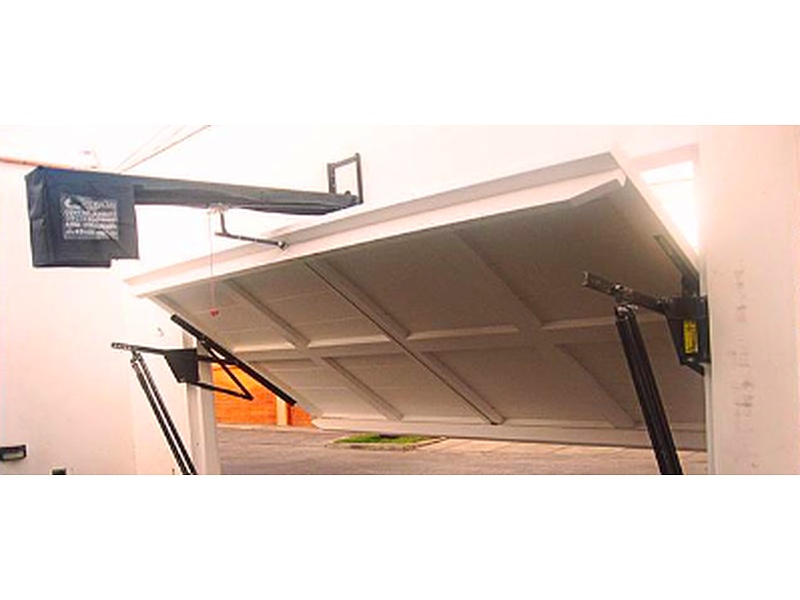 Puerta Garaje de Madera con Acabado Barnizado Ecuador