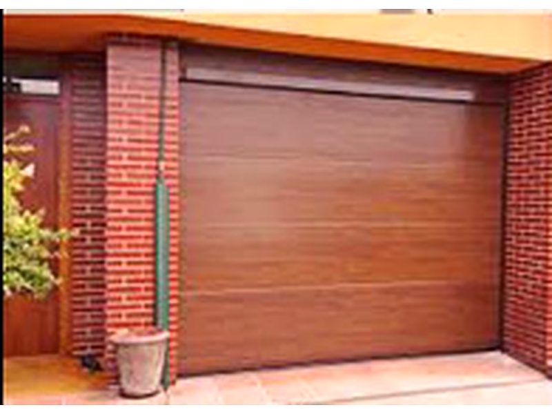Puerta Garaje Seccional de Fibra de Vidrio con Acabado Metalizado Ecuador