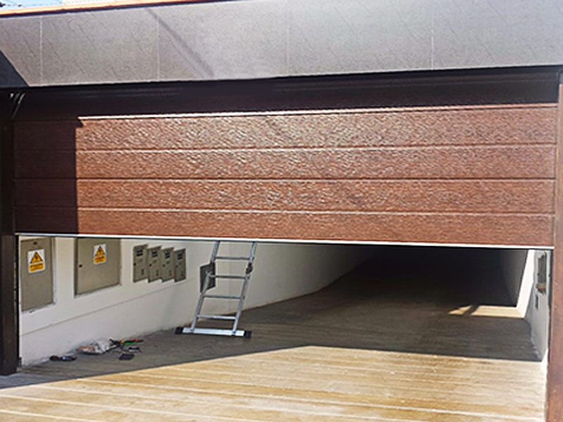 Puerta Garaje Deslizante de Madera con Ventanas Ecuador