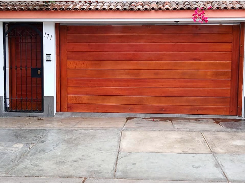 Puerta Garaje Corredera de PVC con Ventanas Ecuador