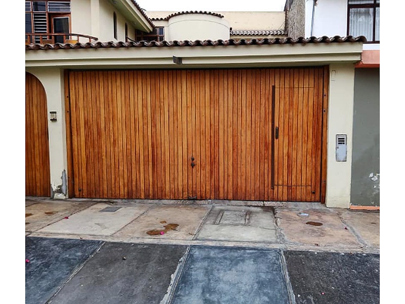 Puerta Garaje Basculante de Madera con Revestimiento Vinílico Ecuador