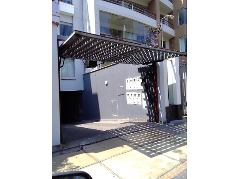 Puerta Garaje Retráctil de Aluminio con Revestimiento de Madera Ecuador
