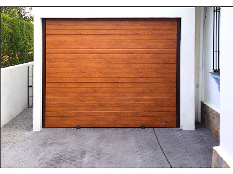 Puerta Garaje Panelada de Aluminio con Aislamiento Térmico Ecuador
