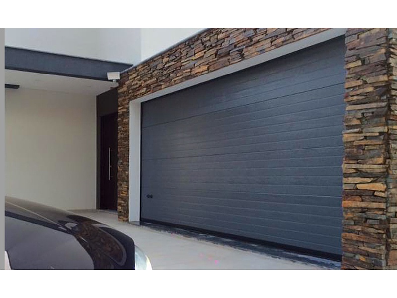 Puerta Garaje Motorizada de Acero con Rejillas de Ventilación Ecuador