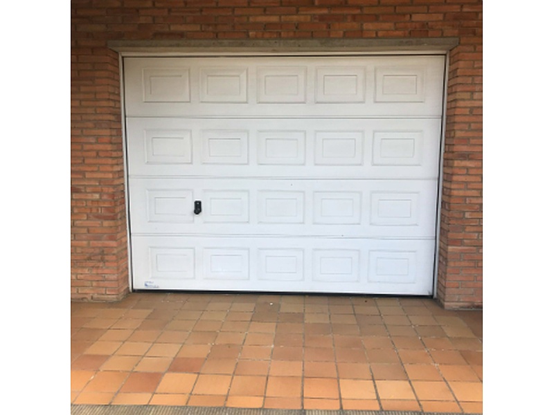 Puerta Garaje Estilo Clásico de Madera con Paneles Decorativos Ecuador