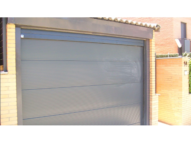 Puerta Garaje Corredera de Acero con Ventanas de Acrílico Ecuador