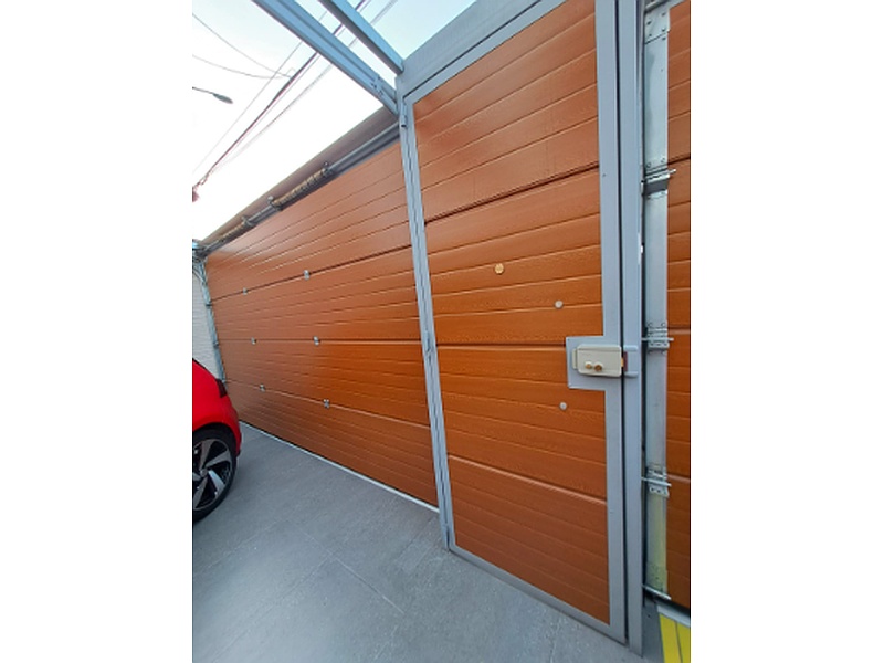 Puerta Garaje Retráctil de Acero Inoxidable con Acabado Pulido Ecuador