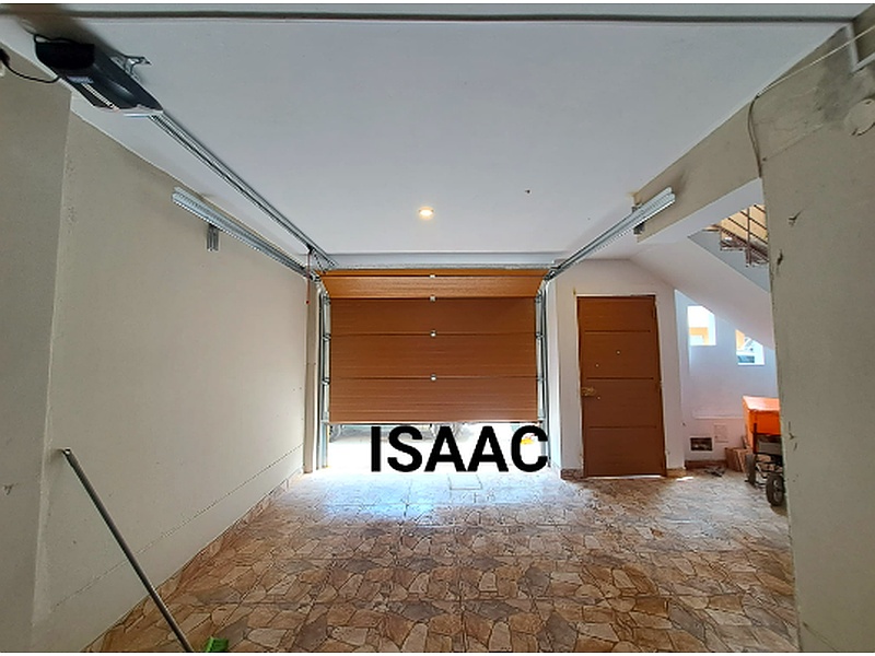 Puerta Garaje Panelada de Madera con Revestimiento de Vinilo Ecuador