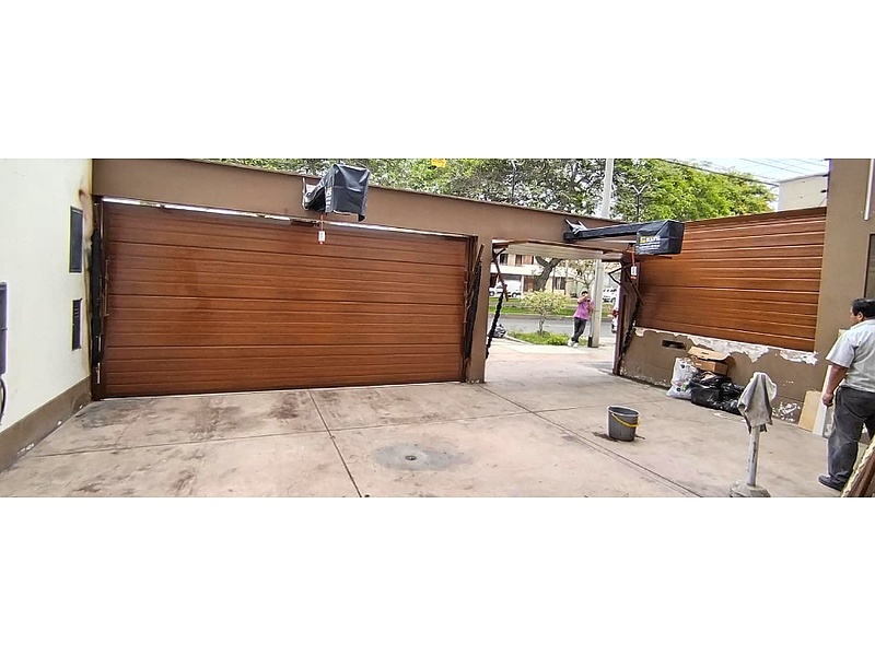 Puerta Garaje Estilo Contemporáneo de Acero Galvanizado Ecuador