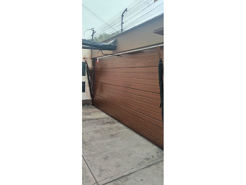 Puerta Garaje de Madera con Revestimiento de Cerámica Ecuador