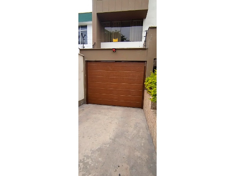 Puerta Garaje Retráctil de PVC con Ventanas Templadas Ecuador