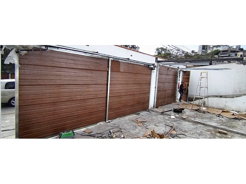 Puerta Garaje Basculante de Aluminio con Revestimiento Textil Ecuador