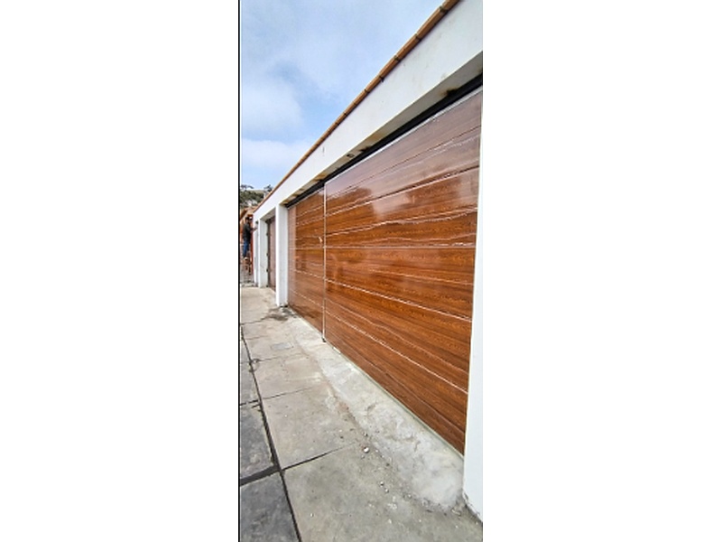 Puerta Garaje Corredera de Madera con Acabado Lacado Ecuador