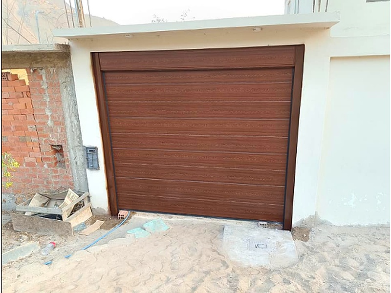 Puerta Garaje Seccional de Aluminio con Revestimiento de Acero Ecuador