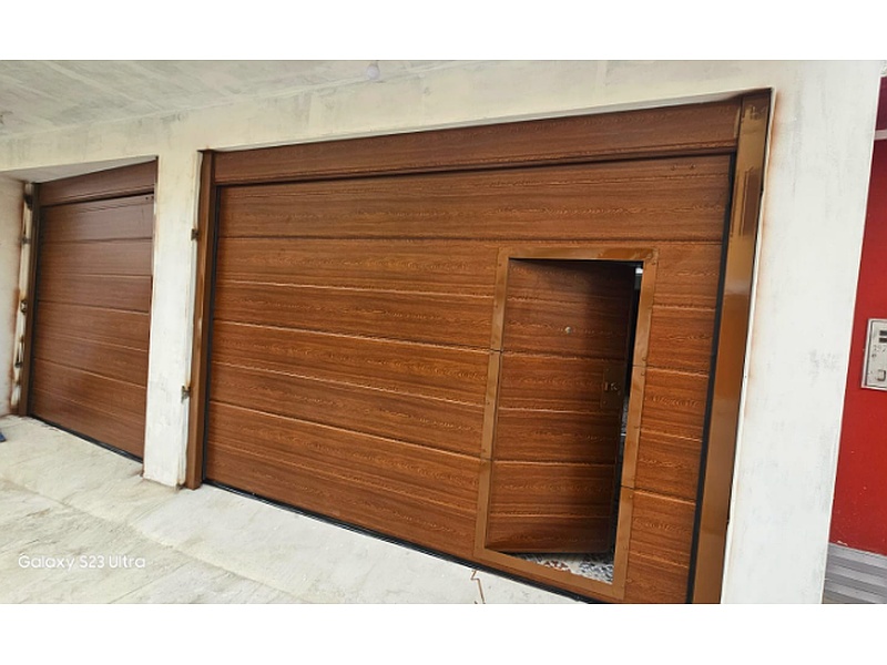 Puerta Garaje Estilo Minimalista de Madera con Vidrio Ecuador