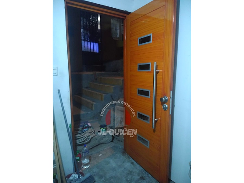 Puerta Tradicional de Nogal Sala de Música Ecuador