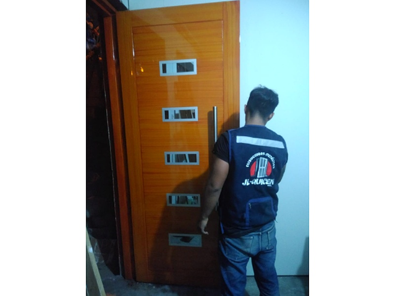 Puerta de Cocina de Nogal Ecuador