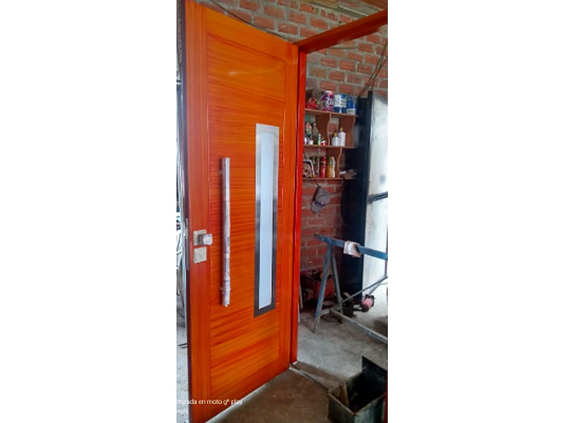 Puerta Minimalista de Cerezo Sala de TV Ecuador