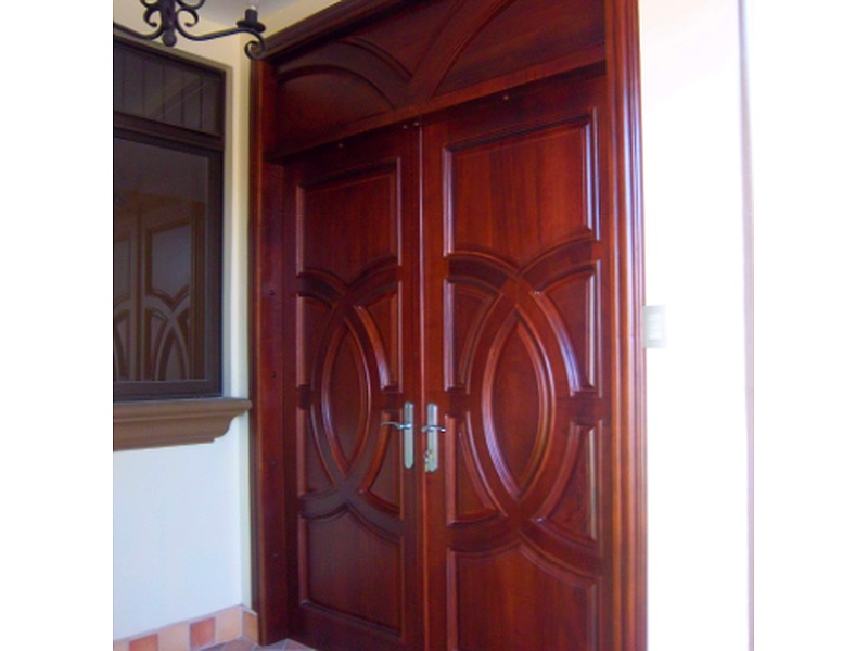 Puerta Elegante de Abeto Sala de Música Ecuador