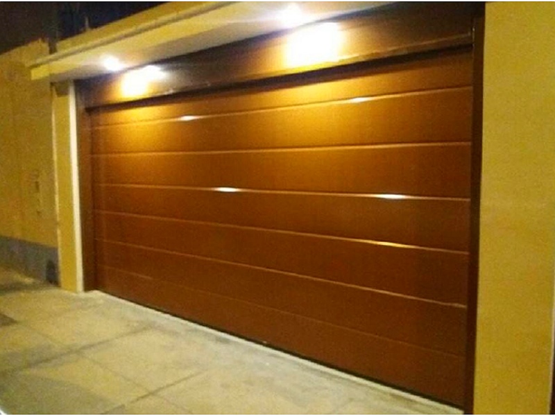 Puerta Garaje Basculante de Madera con Ventanas de Acrílico Ecuador
