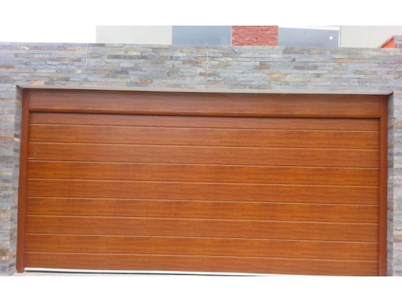 Puerta Garaje Corredera de PVC con Ventanas Decorativas Ecuador