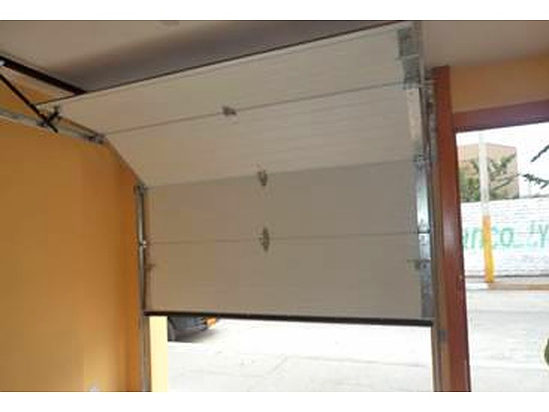 Puerta Garaje Motorizada de Aluminio con Acabado Brillante Ecuador
