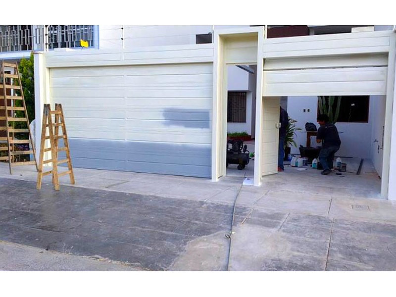 Puerta Garaje Basculante de Fibra de Vidrio con Revestimiento de Madera Ecuador