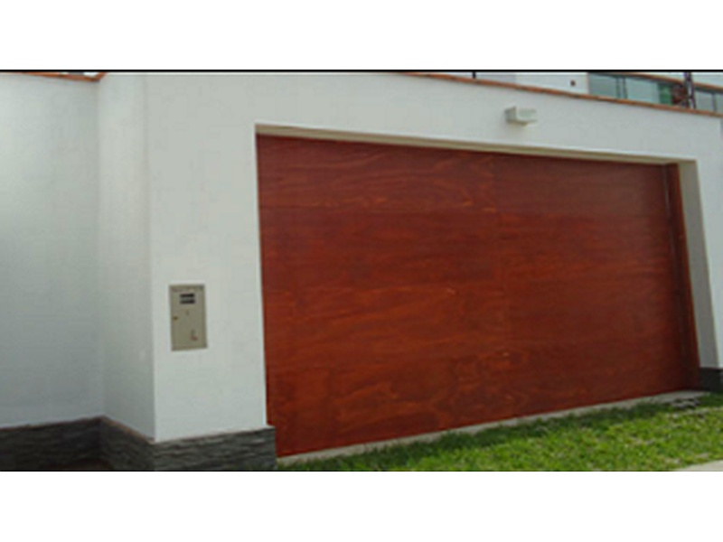 Puerta Garaje Estilo Vintage de Madera con Revestimiento de Cuero Ecuador