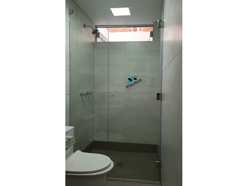 Puerta vidrio acabado oro Ecuador