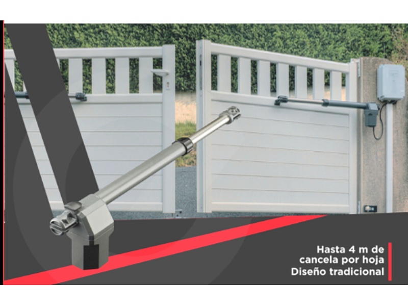 Puerta Garaje Panelada de Acero con Acabado Anodizado Ecuador