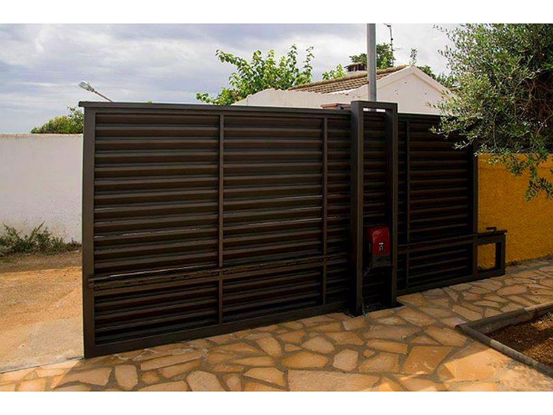 Puerta Garaje Basculante de Aluminio con Ventanas de Acrílico Ecuador