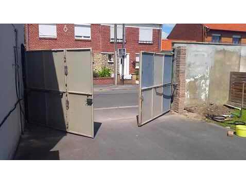 Puerta Garaje Seccional de Acero con Inserciones de Vidrio Ecuador