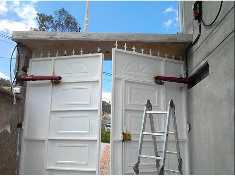 Puerta Garaje Basculante de PVC con Ventanas de Acrílico Ecuador