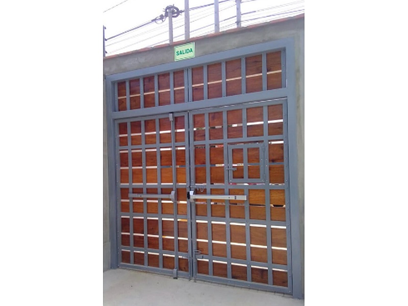 Puerta Garaje Corredera de Fibra de Vidrio con Revestimiento Metálico Ecuador