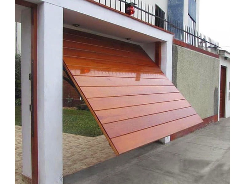 Puerta Garaje Retráctil de PVC con Ventanas Decorativas Ecuador