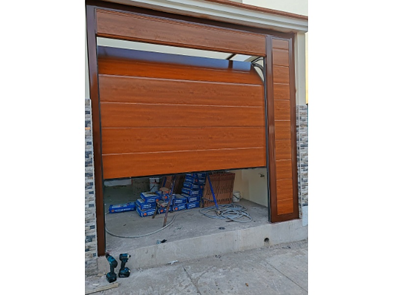 Puerta Garaje Seccional de Fibra de Vidrio con Acabado Brillante Ecuador