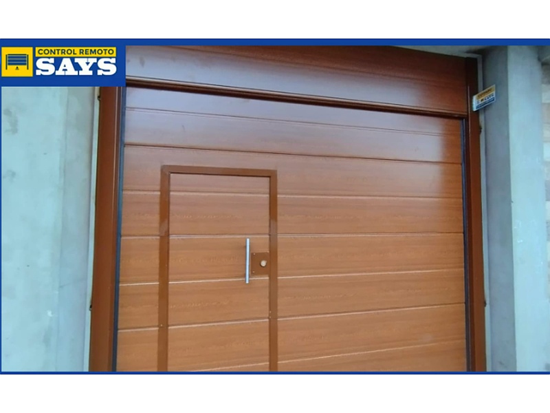 Puerta Garaje Retráctil de Aluminio con Revestimiento de Fibra Ecuador