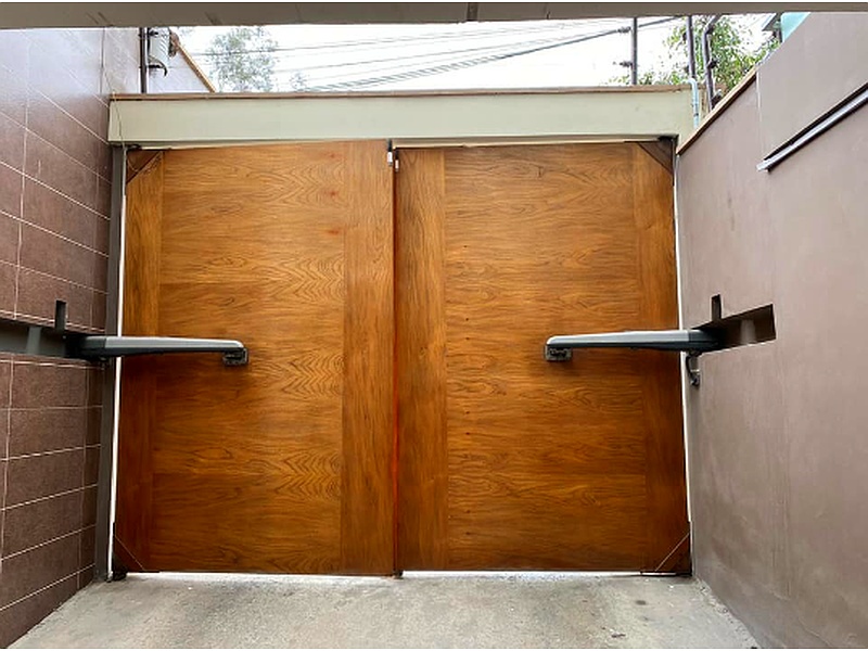 Puerta Garaje Corredera de PVC con Ventanas de Vidrio Ecuador