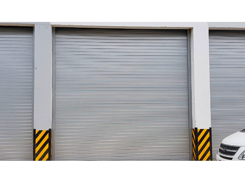 Puerta enrollable de aluminio con paneles decorativos Ecuador
