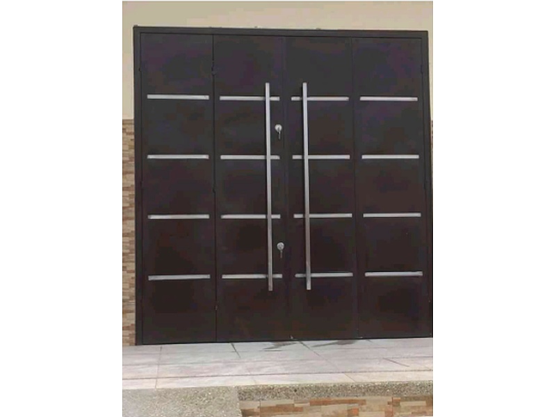 Puerta Garaje Panelada de Madera con Inserciones de Acero Ecuador