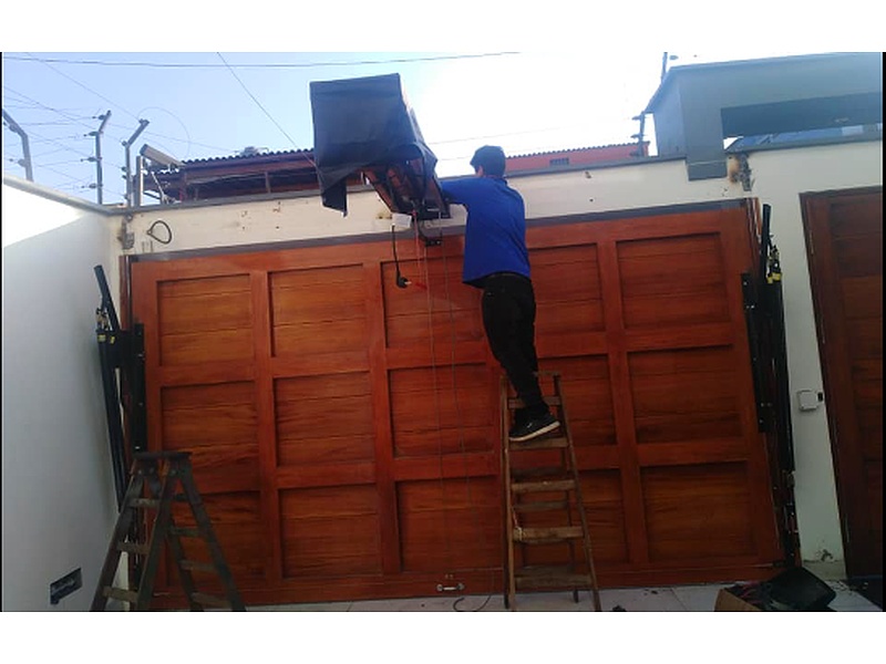 Puerta Garaje Abatible de Madera Cedro Ecuador