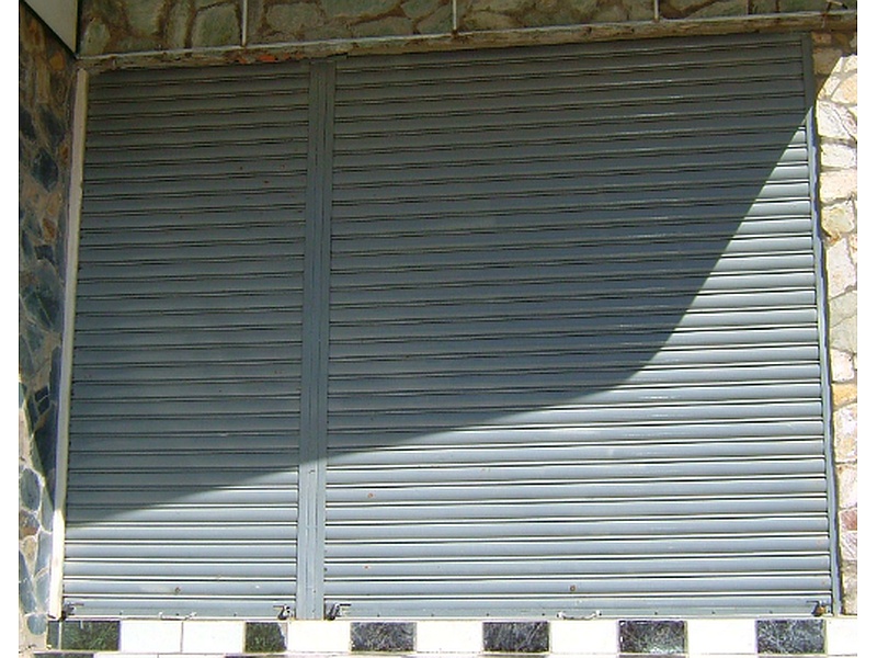 Puerta enrollable con paneles de acrílico Ecuador