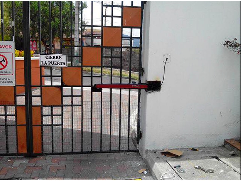 Puerta de Garaje Seccional de Acero Ecuador