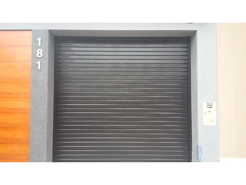 Puerta enrollable con iluminación LED integrada Ecuador
