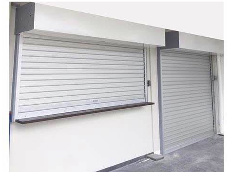 Puerta enrollable de acero con diseño modular Ecuador