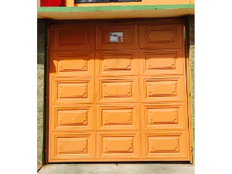 Puerta Garaje Estilo Minimalista de Madera con Vidrio Ecuador