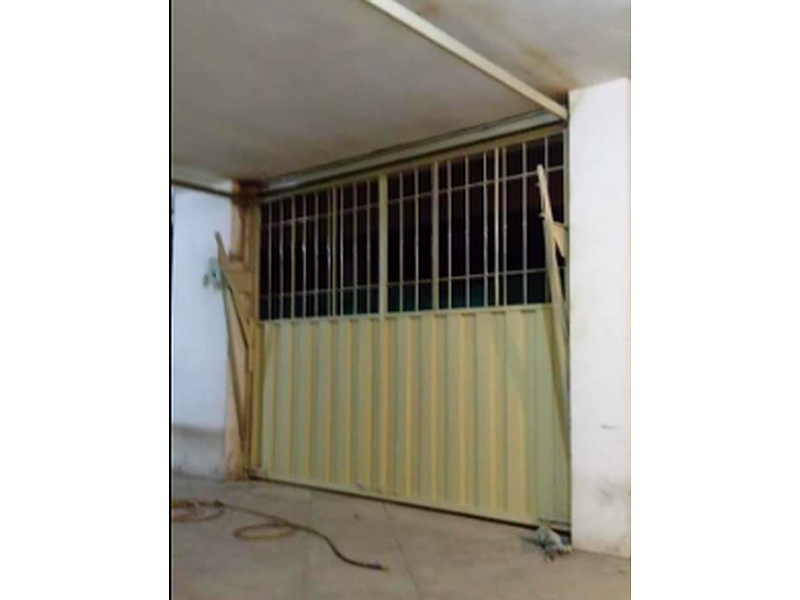 Puerta Garaje Basculante de Madera con Ventanas de Acrílico Ecuador