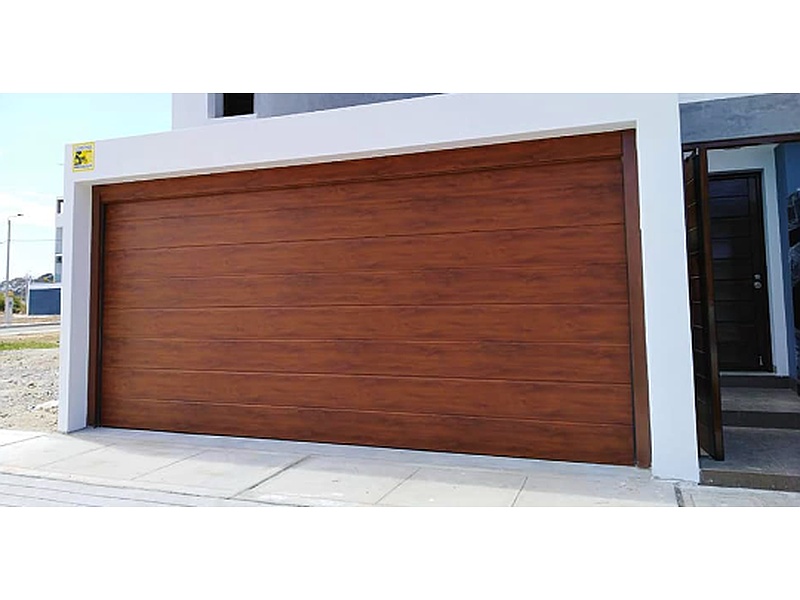 Puerta Garaje Basculante de Aluminio con Ventanas de Acrílico Ecuador