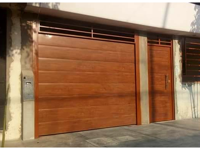Puerta Garaje Retráctil de Madera con Paneles Decorativos Ecuador
